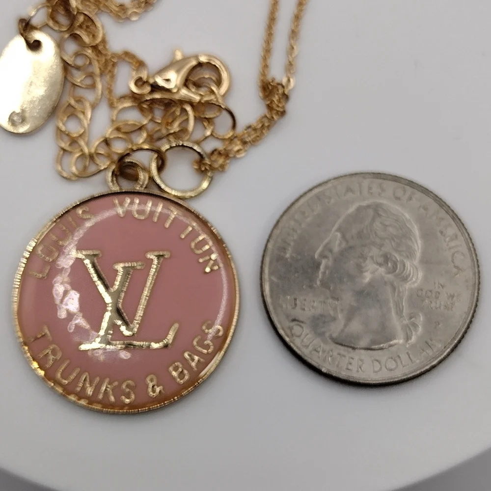 LOUIS VUITTON LV ZIPPER PULL CHARM, gold tone metal, PINK 25mm - Picture 5 of 8